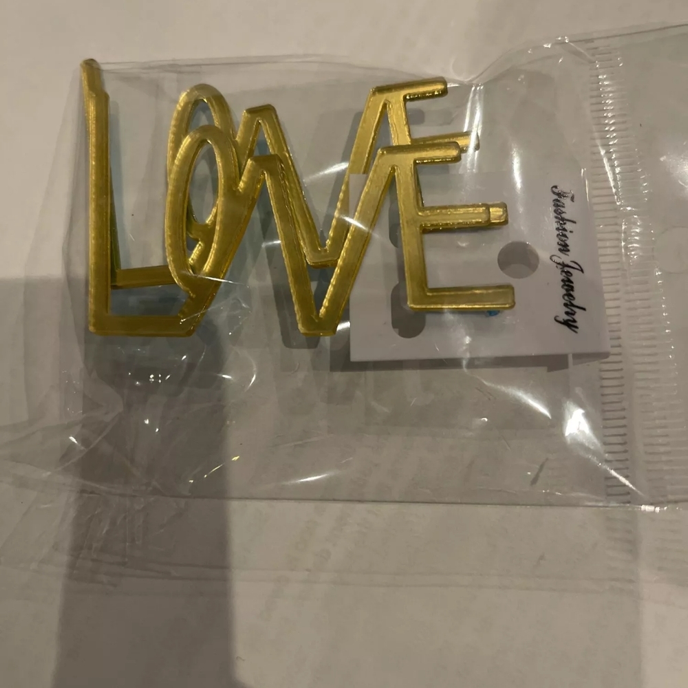 💋LOVE ACRYLIC MIRROR GOLD LOVE EARRINGS!!! - Picture 4 of 6
